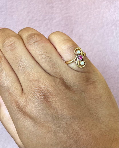 Anillo de remolino de rubíes y perlas «Astrid»