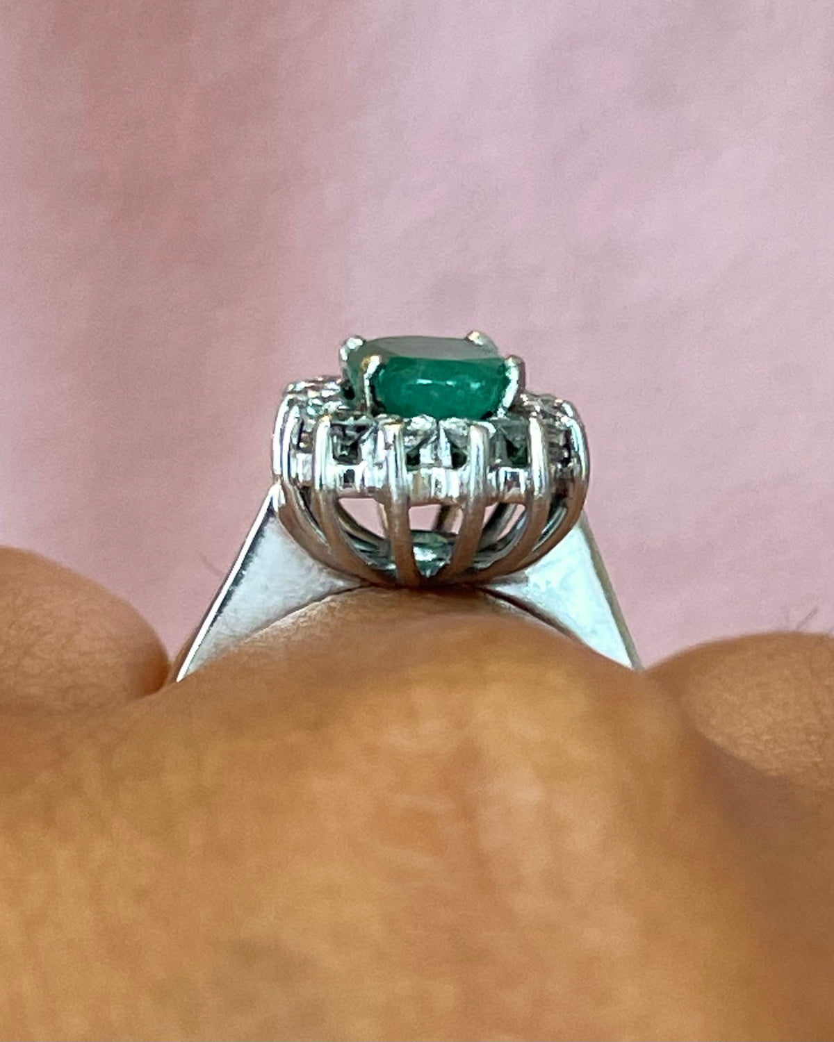 Anillo margarita de esmeralda de 1.35 quilates y diamantes de 0.63 quilates, 7.1 g «Sabine»
