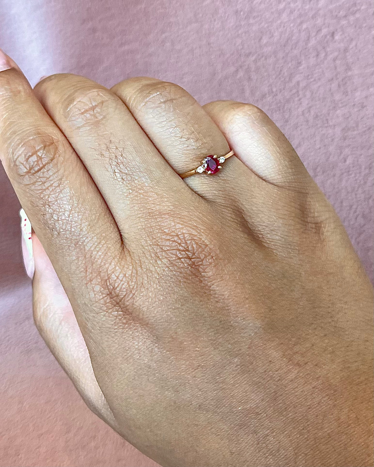 Anillo trilogía de rubíes y diamantes «Capucine»