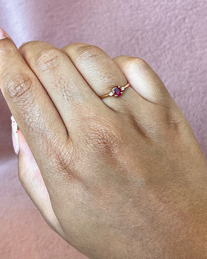 Anillo trilogía de rubíes y diamantes «Capucine»