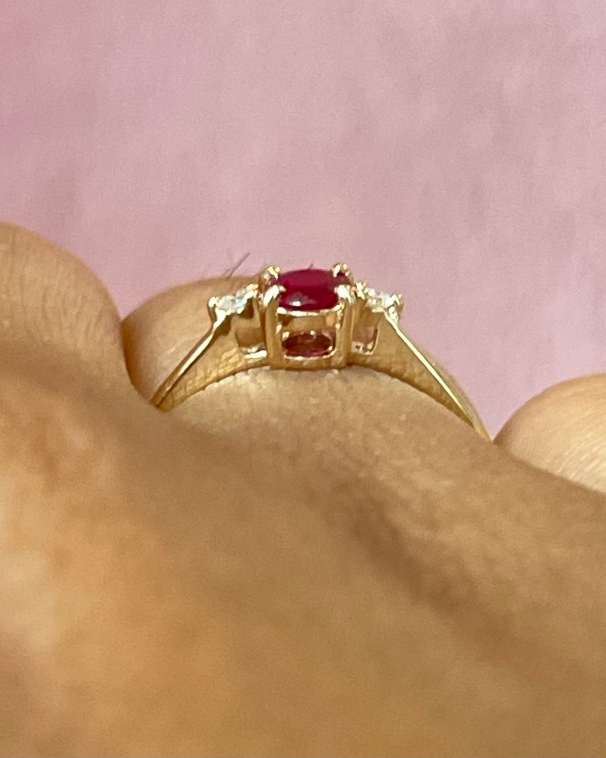 Anillo trilogía de rubíes y diamantes «Capucine»