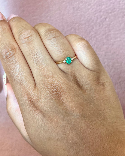 Anillo trilogía de esmeralda y diamantes «Lucile»