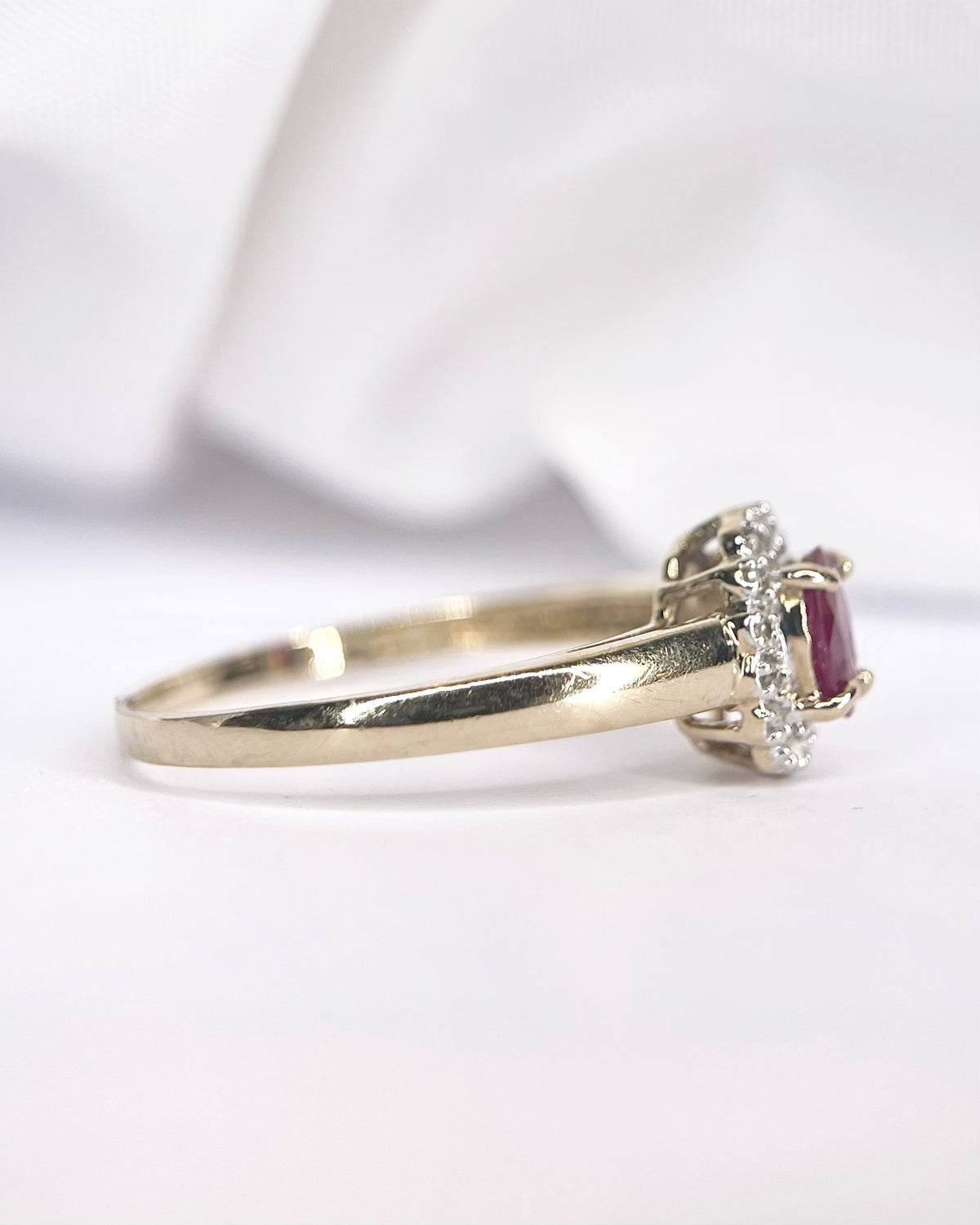 Anillo Margarita de rubí de 0.51 quilates y diamantes "Patricia"