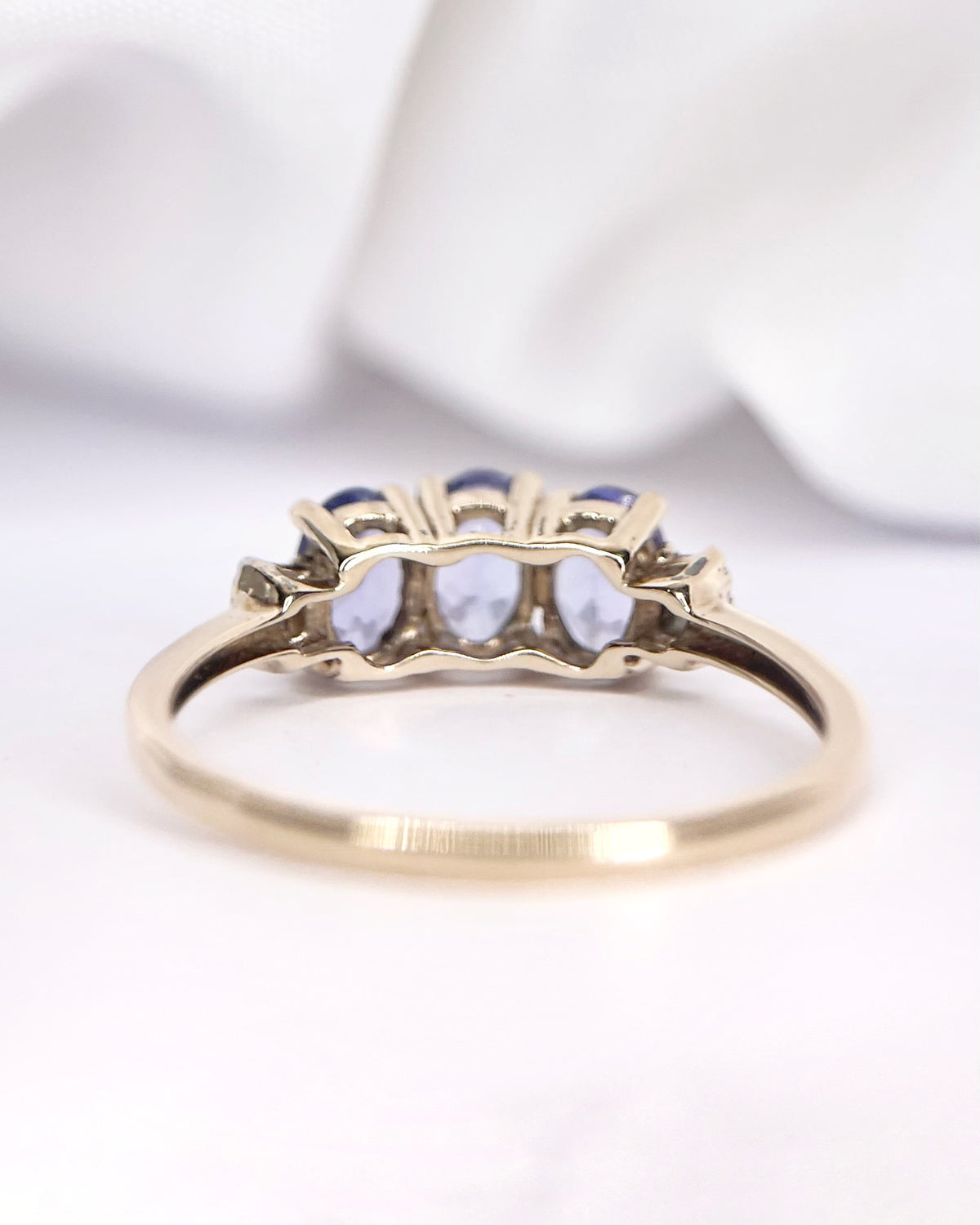 Anillo trilogía de tanzanitas de 1.63 quilates y diamantes «Flore»