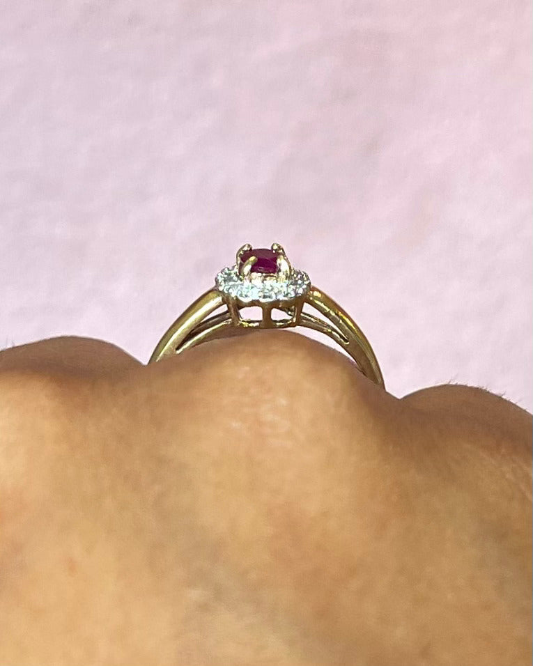 Anillo Margarita de rubí de 0.51 quilates y diamantes "Patricia"