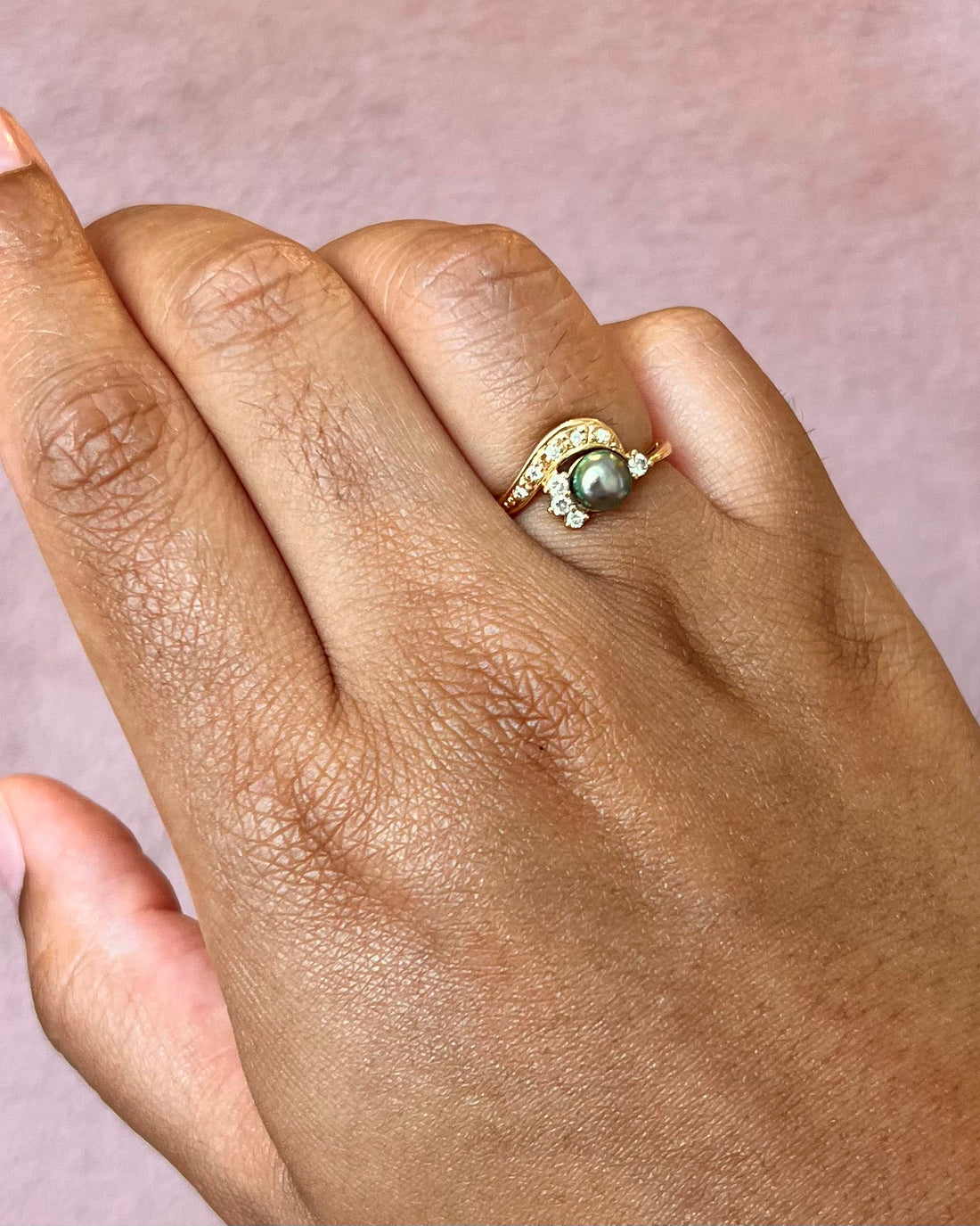 Tourbillon Ring with Tahitian Pearl &amp; Diamonds "Hina"