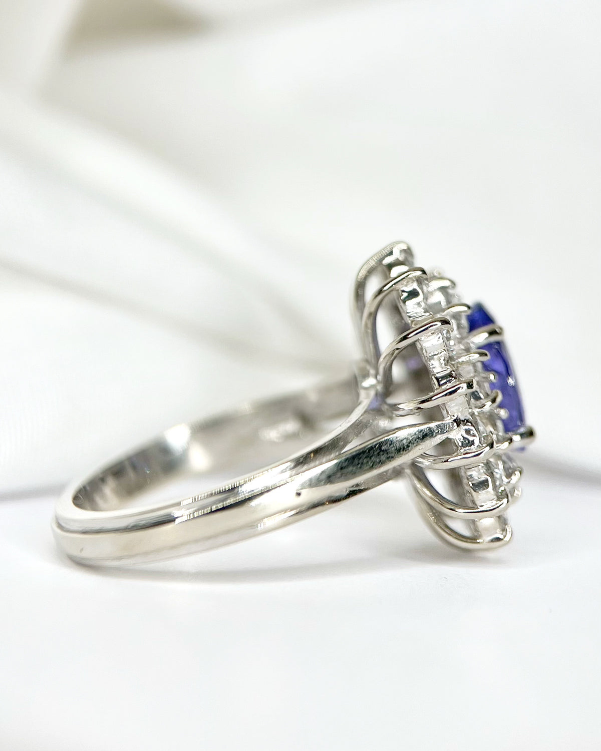 2.16-carat Tanzanite &amp; 1.26-carat Diamond “Océane” Daisy Ring