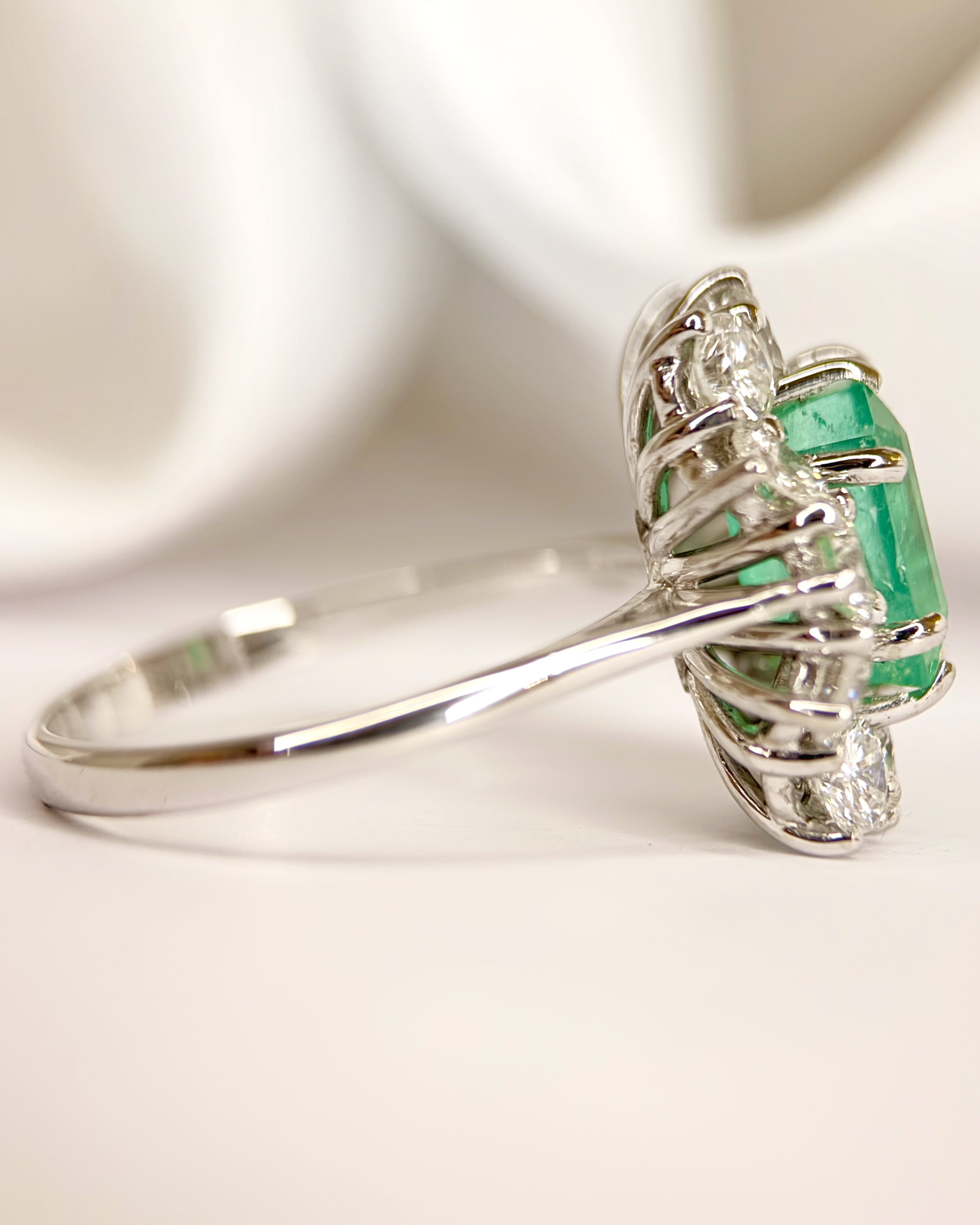 Colombian Emerald Daisy Ring 2.30 carats &amp; Diamonds 1.20 carats "Mélisse"