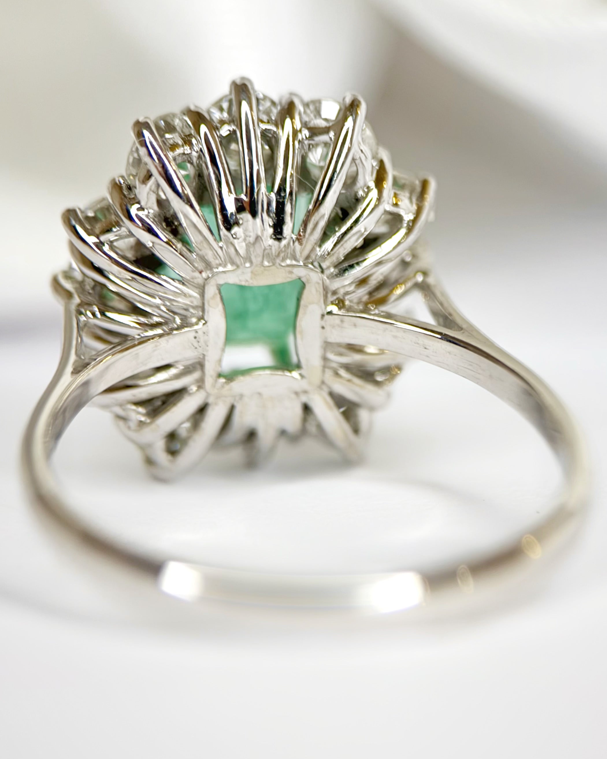 Colombian Emerald Daisy Ring 2.30 carats &amp; Diamonds 1.20 carats "Mélisse"