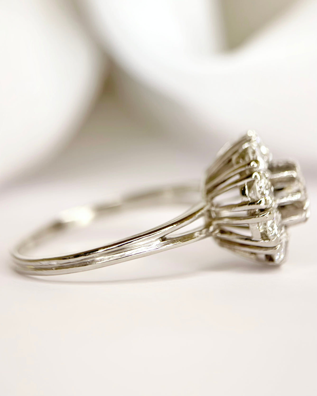 Anillo margarita de diamantes de 1.13 quilates y 4.42 g «Zoé»