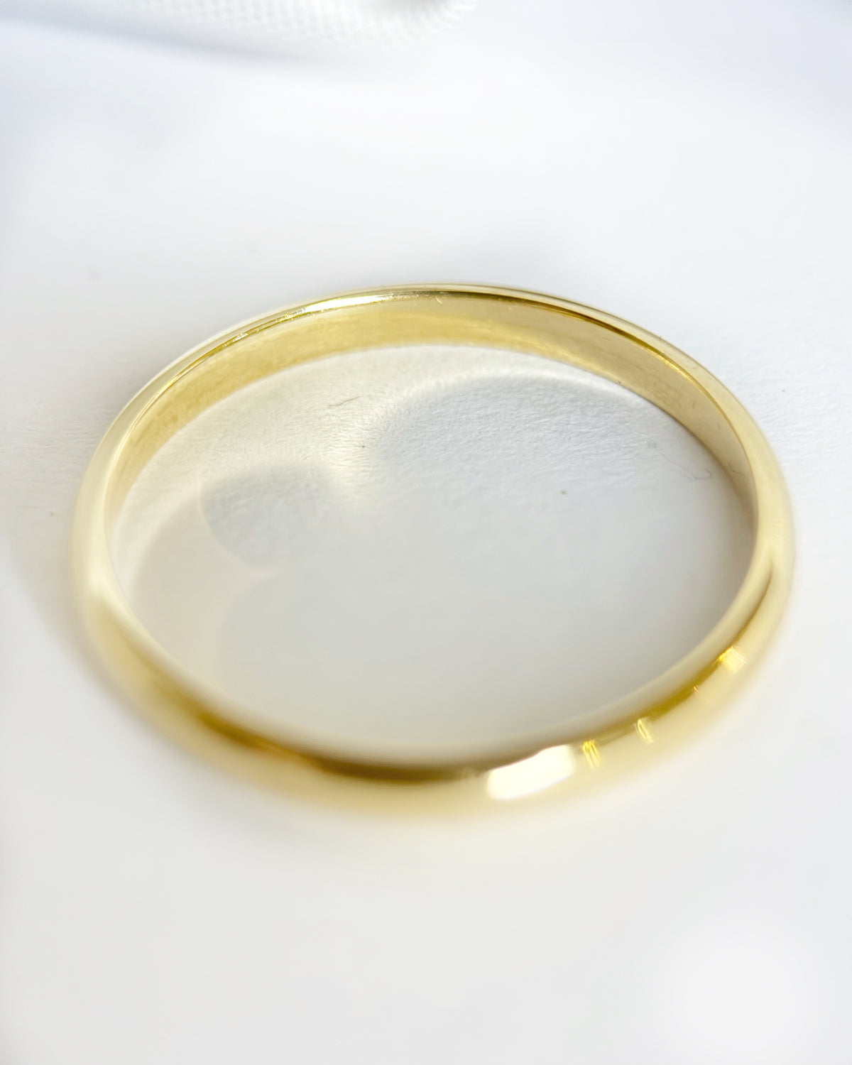 Alianza de oro amarillo de 18 quilates y 2.1mm «Loane»