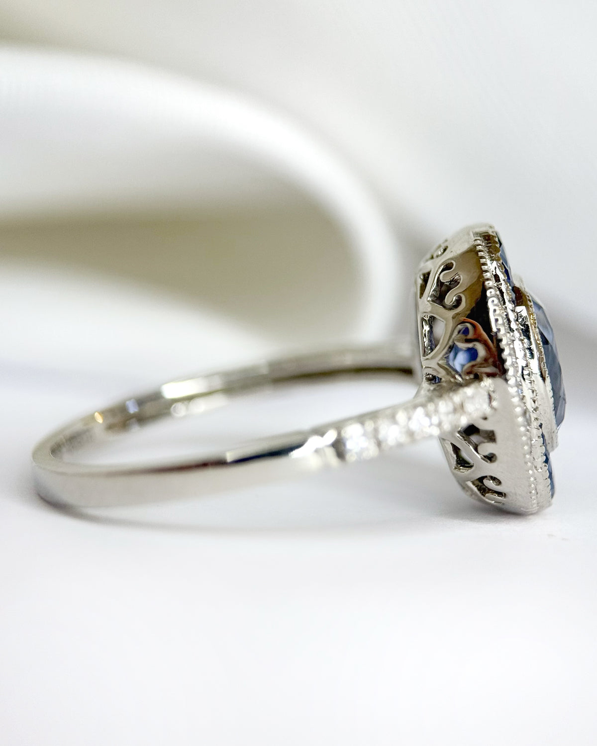 Anillo de estilo art déco con zafiros de 2.44 quilates y diamantes de 0.26 quilates «Constance»