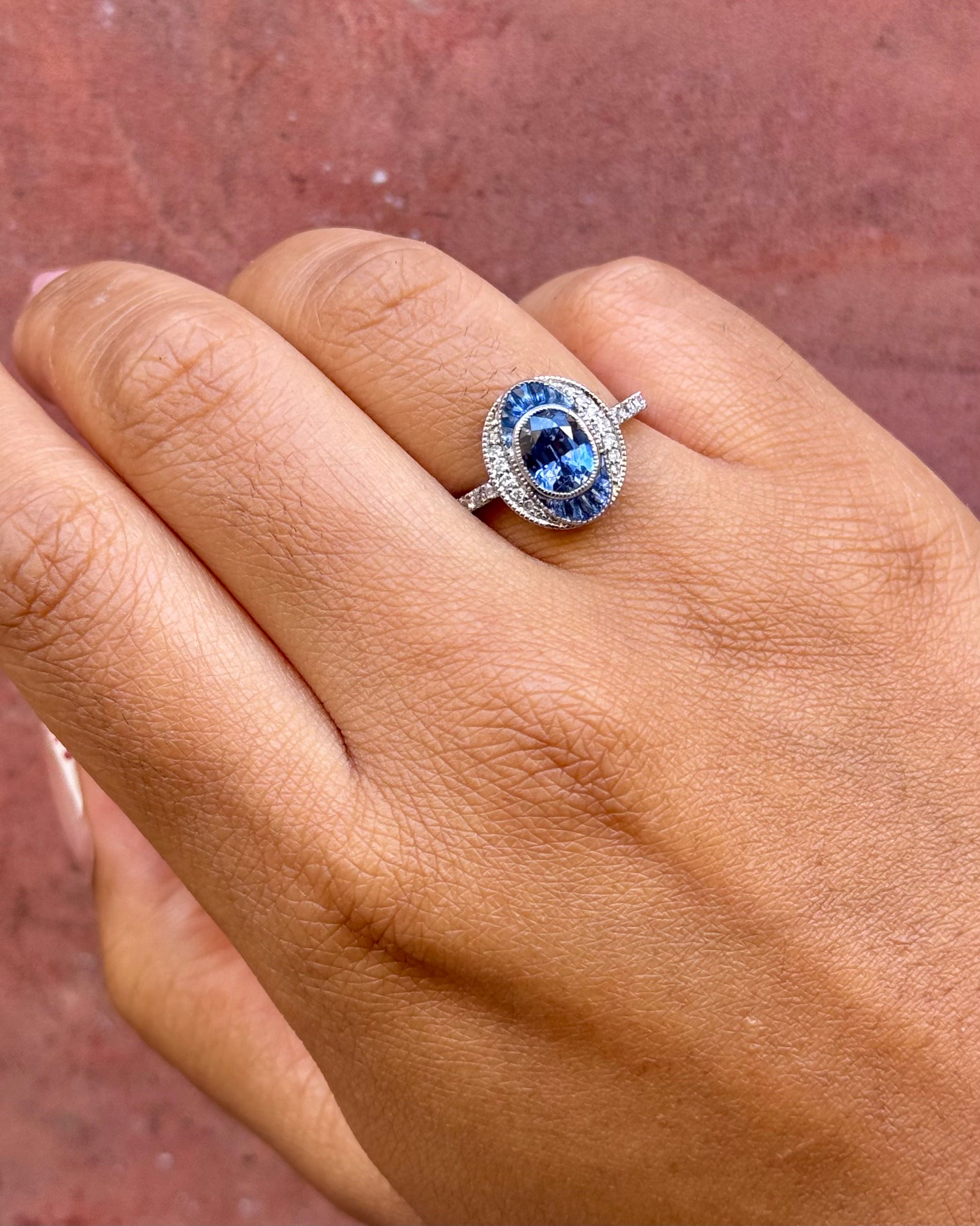 Anillo de estilo art déco con zafiros de 2.44 quilates y diamantes de 0.26 quilates «Constance»