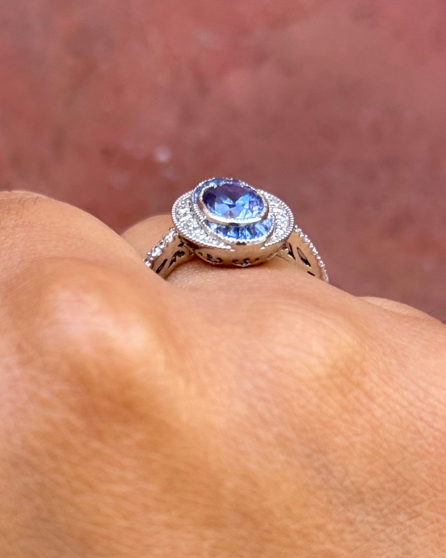 Anillo de estilo art déco con zafiros de 2.44 quilates y diamantes de 0.26 quilates «Constance»