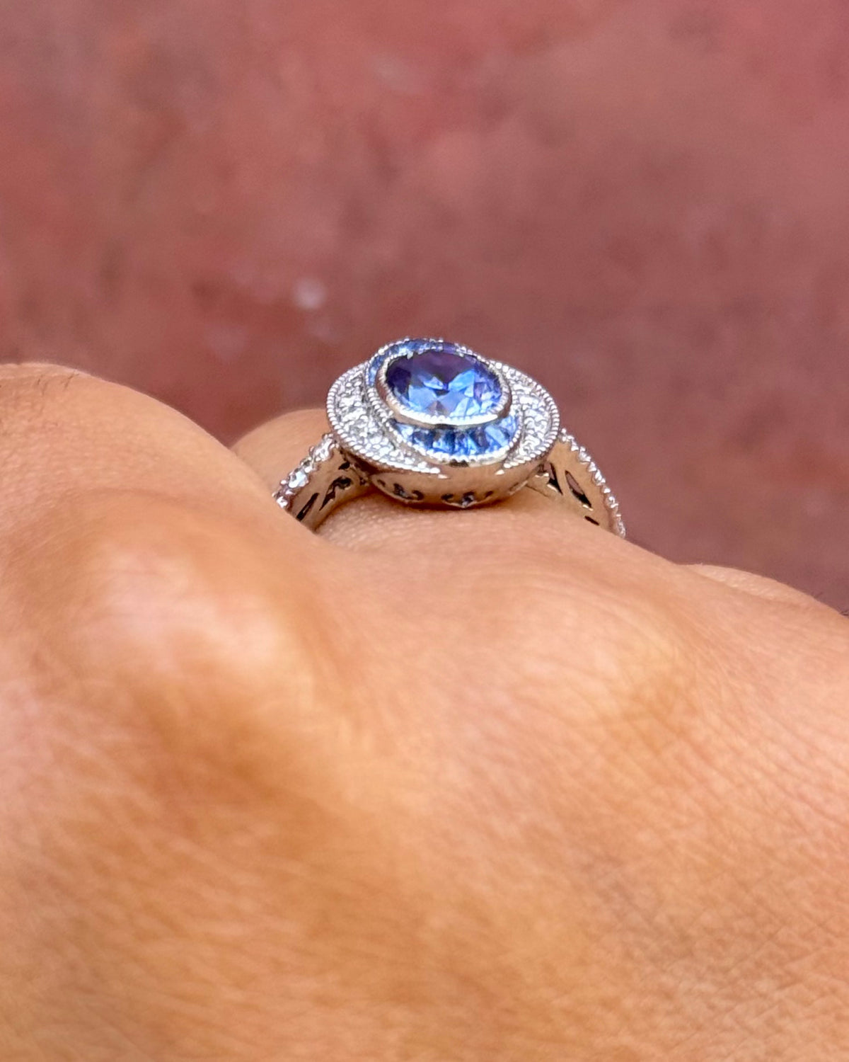 Anillo de estilo art déco con zafiros de 2.44 quilates y diamantes de 0.26 quilates «Constance»