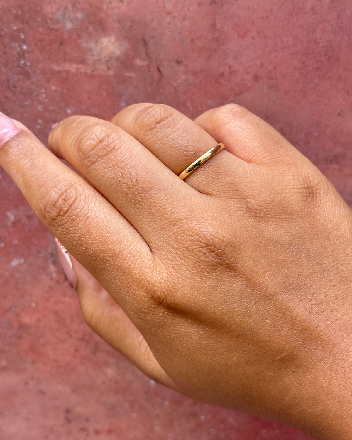 Alianza de oro amarillo de 18 quilates y 2.1mm «Loane»
