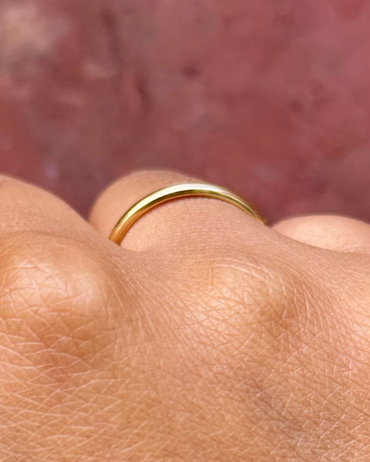 Alianza de oro amarillo de 18 quilates y 2.1mm «Loane»