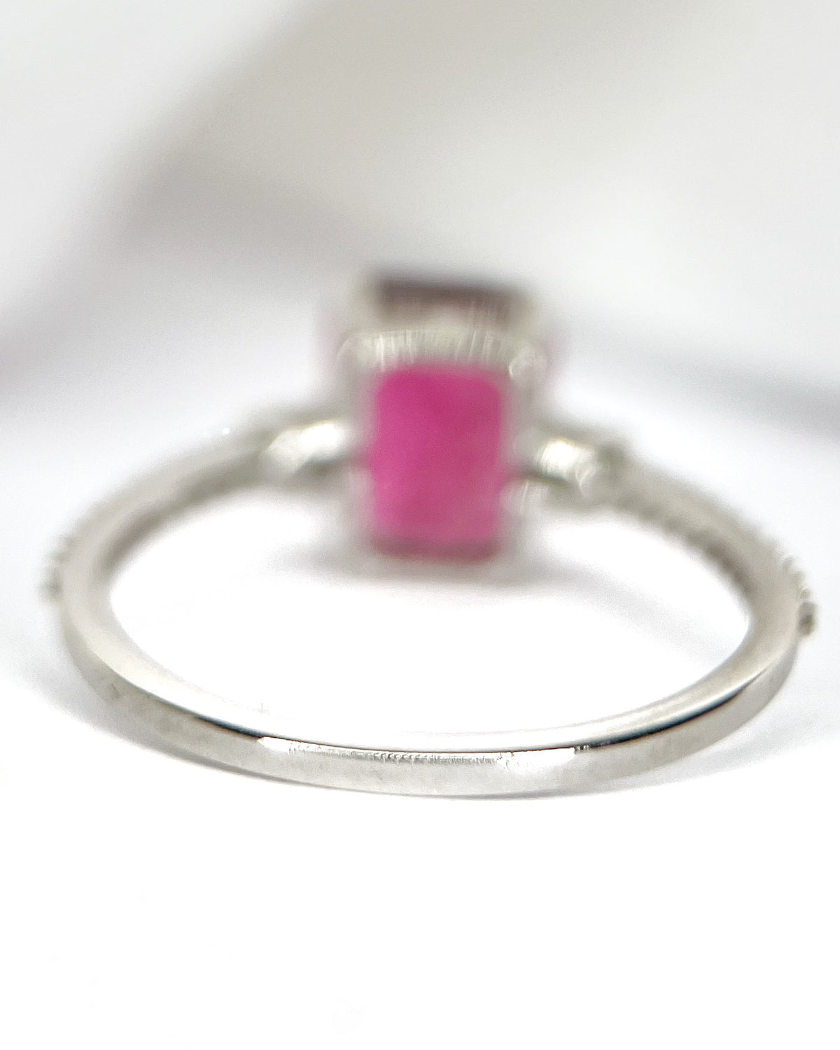 Anillo solitario de turmalina rubelita y diamantes «Violaine»