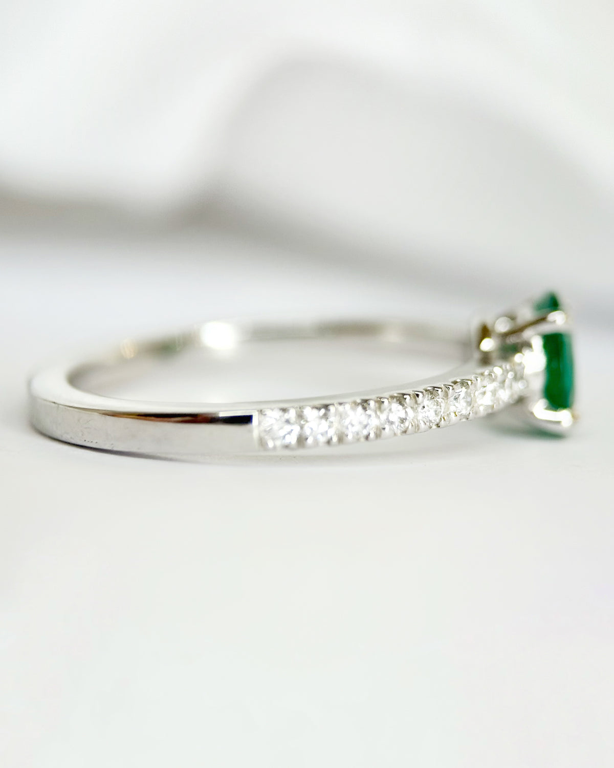 Bague Solitaire Émeraude 0.60 carat &amp; Diamants 0.36 carat "Gladys"