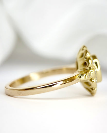 Anillo Margarita de zafiro de 0.60 quilates, diamantes de 0.39 quilates y oro de 18 quilates 5.34g «Edith»
