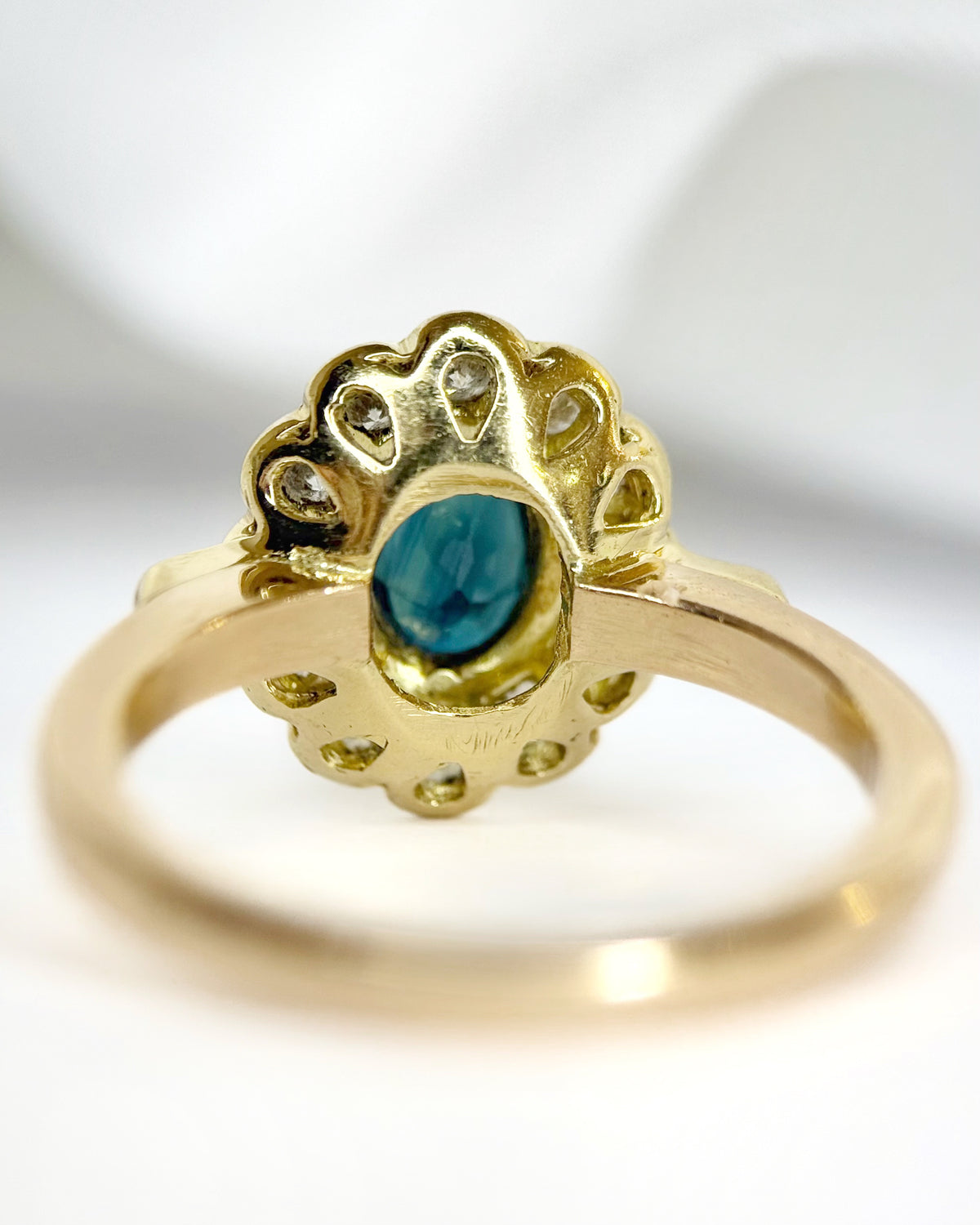 Anillo Margarita de zafiro de 0.60 quilates, diamantes de 0.39 quilates y oro de 18 quilates 5.34g «Edith»