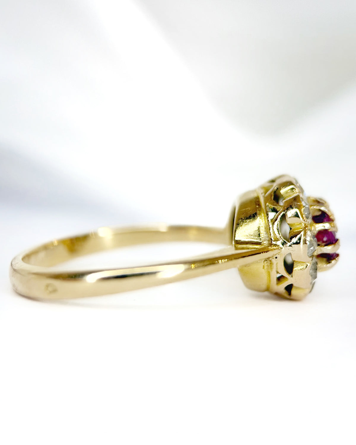 0.50-carat Ruby Daisy Ring &amp; 0.40-carat Diamonds "Marjolaine"