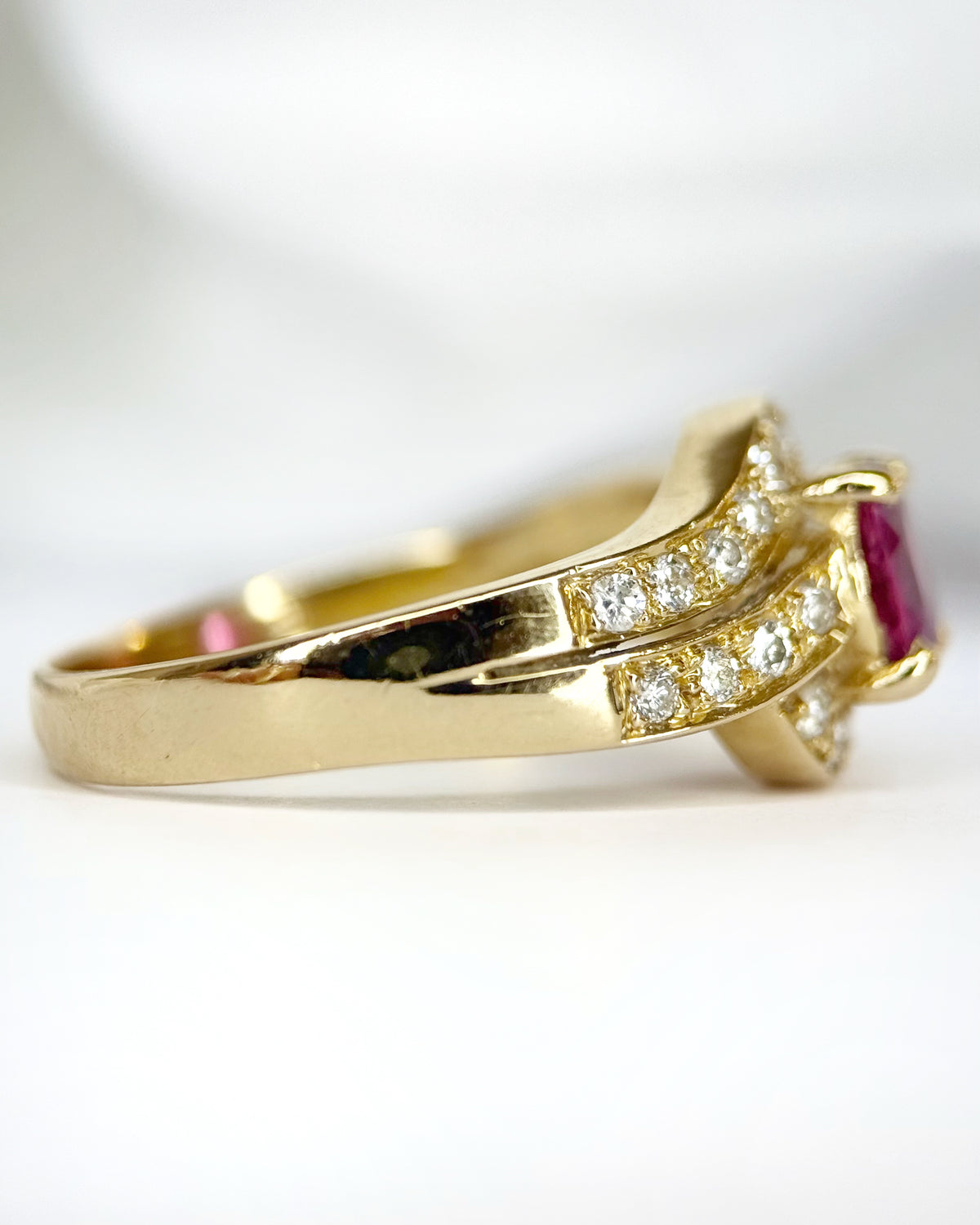 Anillo Tourbillon de rubí de 0.50 quilates, diamantes de 0.36 quilates y oro de 18 quilates 4.26g «Olga»