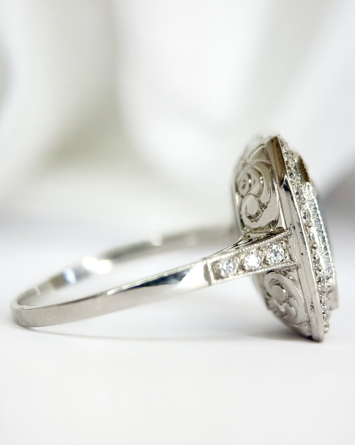 Bague Style Art-Déco Saphir Ceylan 3.07 carats &amp; Diamants 0.35 carat "Sofia"