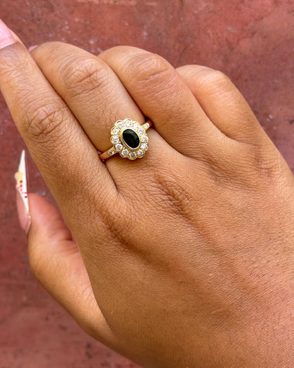Anillo Margarita de zafiro de 0.60 quilates, diamantes de 0.39 quilates y oro de 18 quilates 5.34g «Edith»