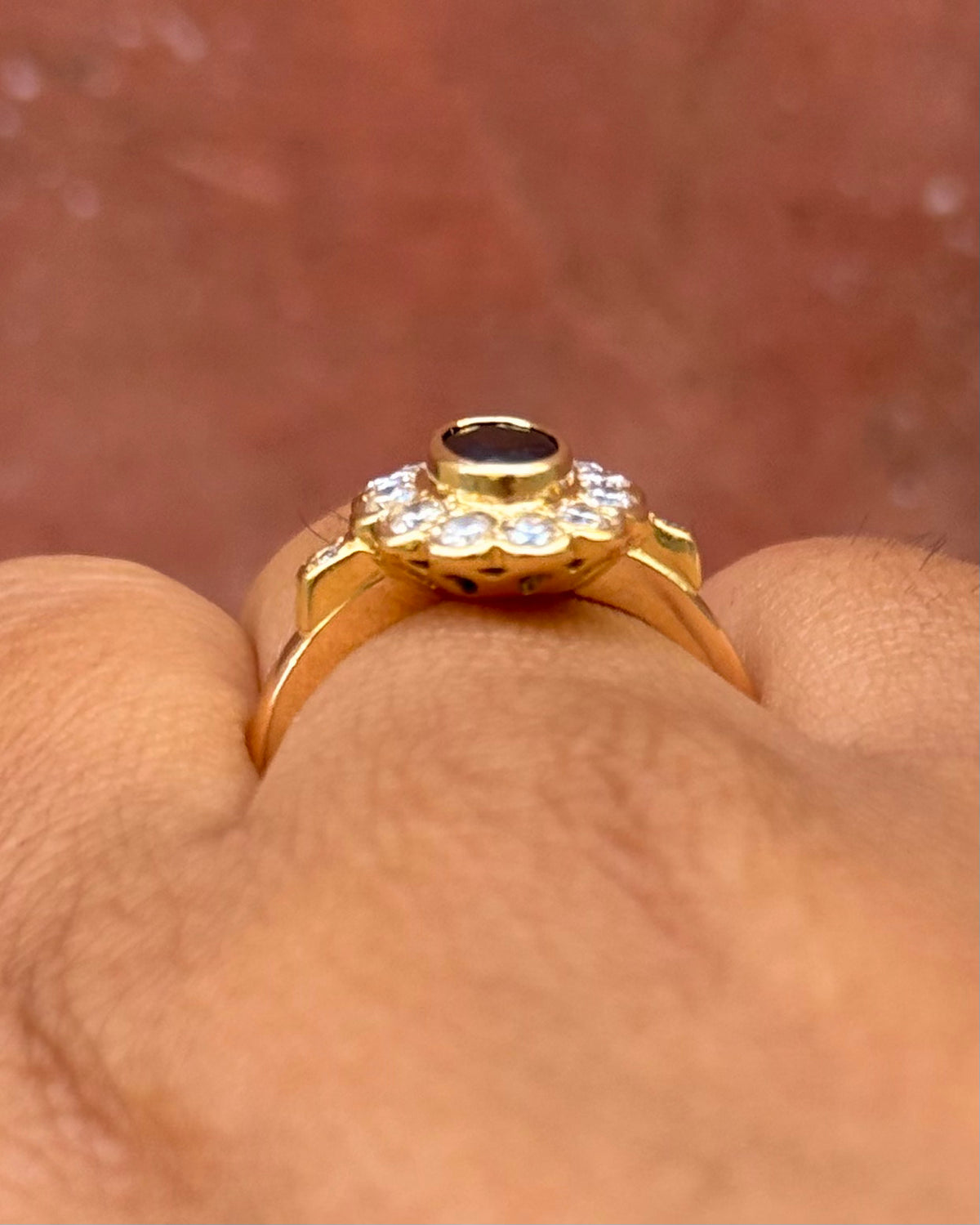 Anillo Margarita de zafiro de 0.60 quilates, diamantes de 0.39 quilates y oro de 18 quilates 5.34g «Edith»