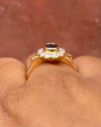 Anillo Margarita de zafiro de 0.60 quilates, diamantes de 0.39 quilates y oro de 18 quilates 5.34g «Edith»