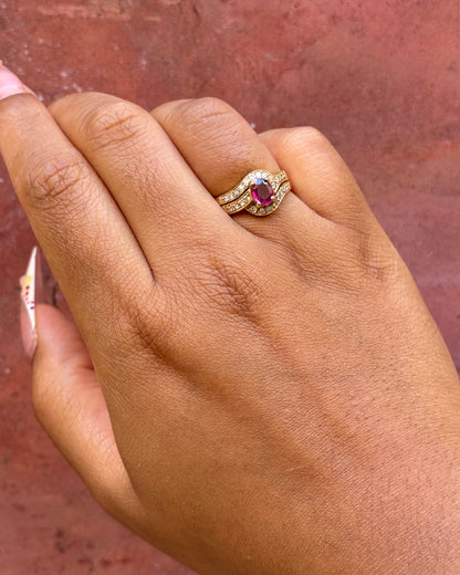 Anillo Tourbillon de rubí de 0.50 quilates, diamantes de 0.36 quilates y oro de 18 quilates 4.26g «Olga»