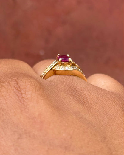 Anillo Tourbillon de rubí de 0.50 quilates, diamantes de 0.36 quilates y oro de 18 quilates 4.26g «Olga»