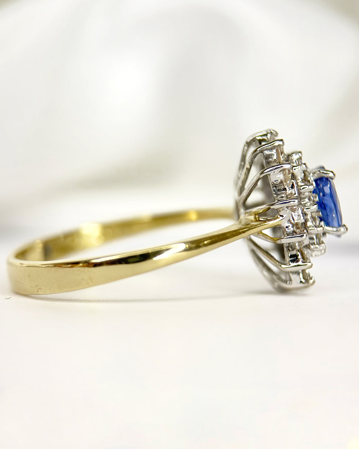 Anillo margarita de zafiro de 0.95 quilates y diamantes de 0.42 quilates «Florence»