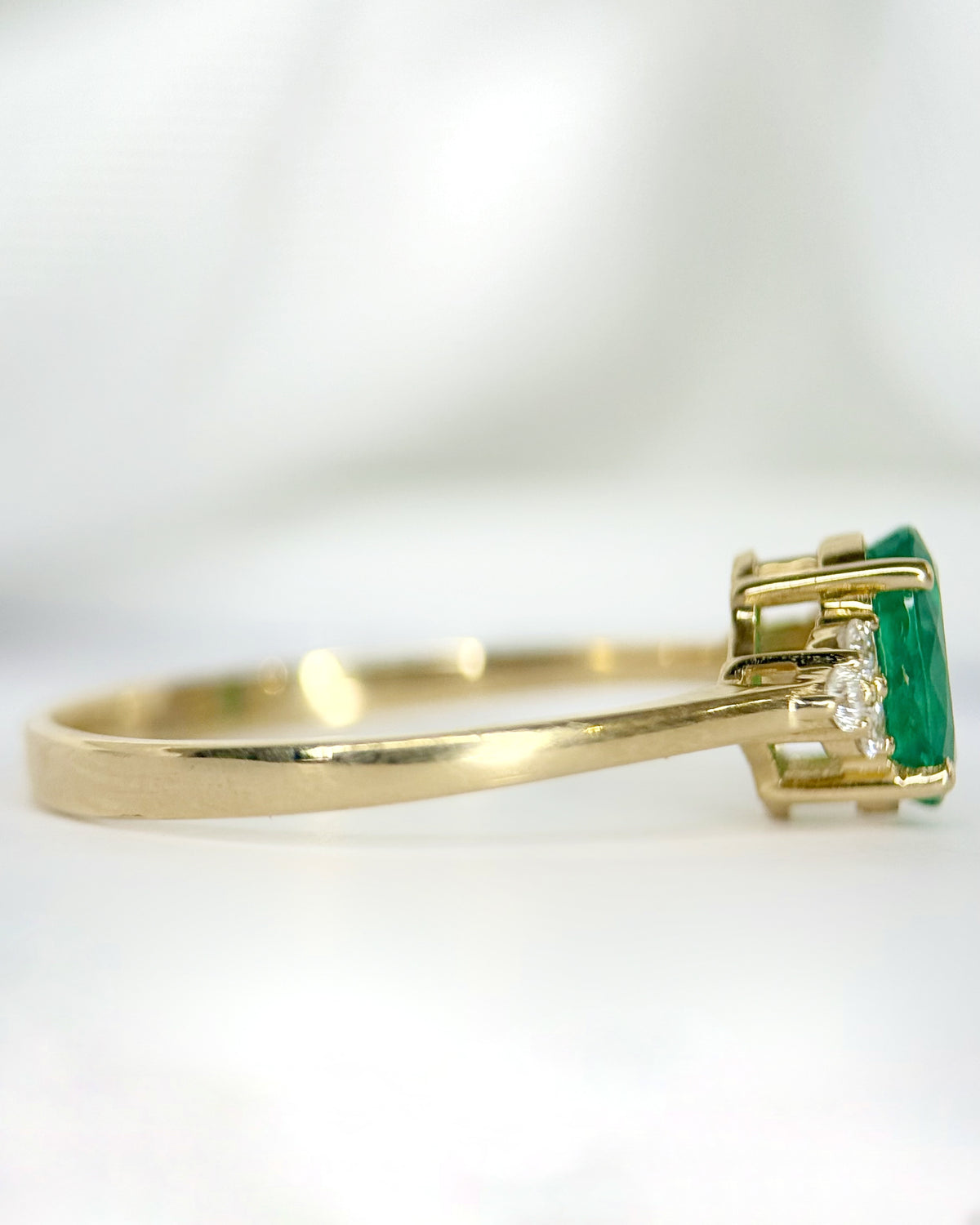 Bague Trilogie Émeraude 0.76 carat &amp; Diamants "Vanessa"