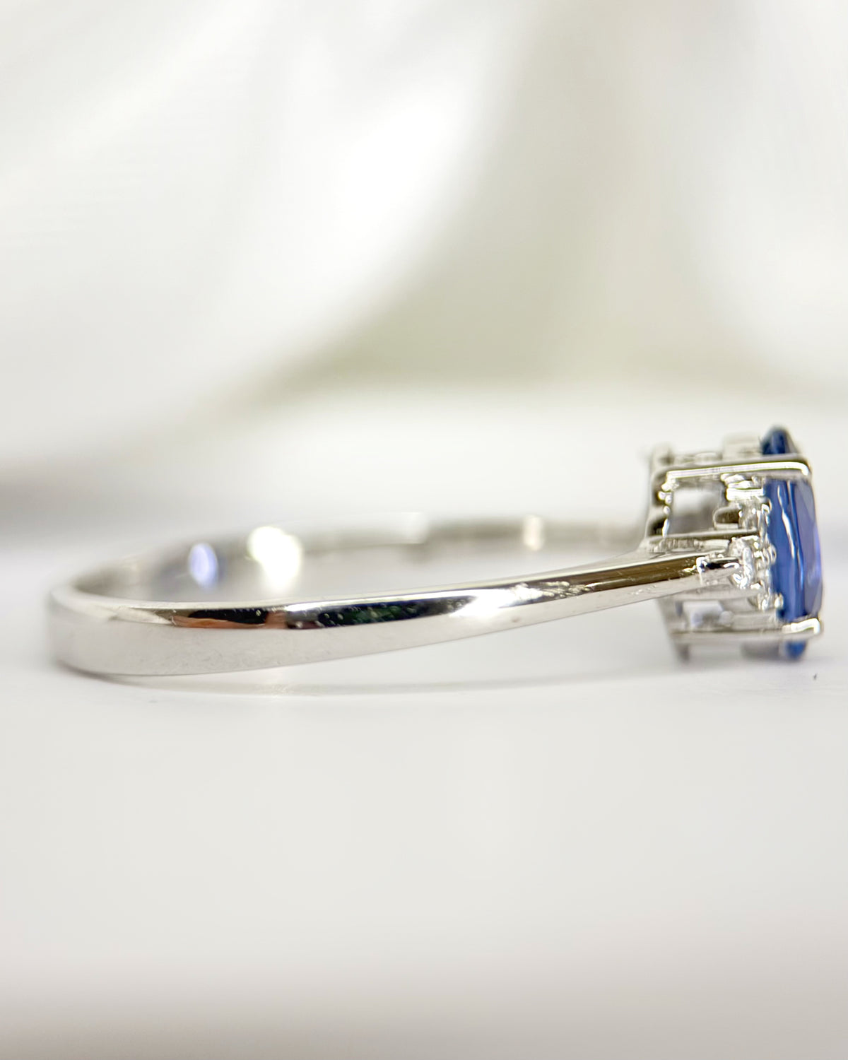 Bague Trilogie Saphir 0.85 carat &amp; Diamants "Gwendoline"