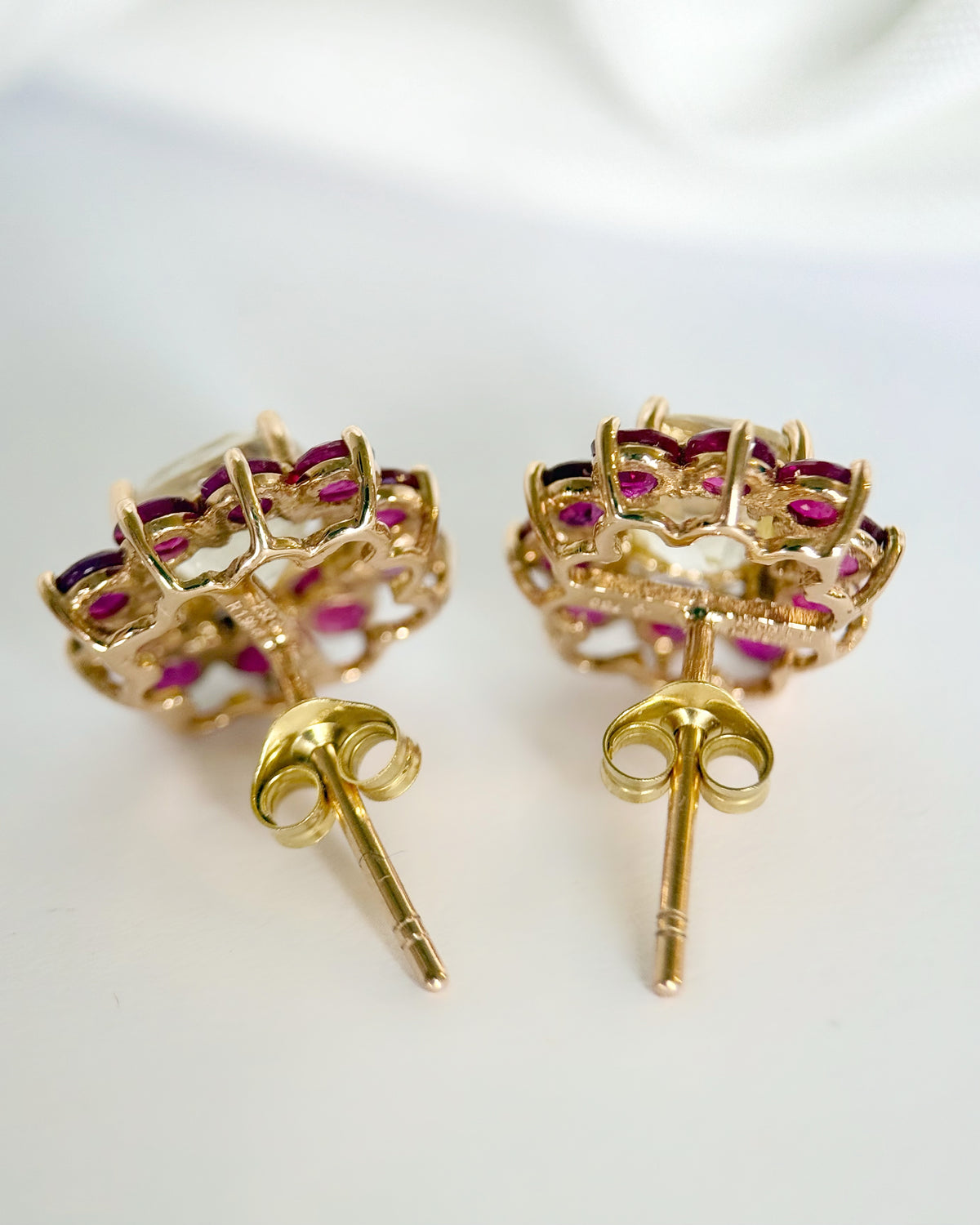 Puces Marguerite Saphirs Jaunes 2.52 carats &amp; Rubis Mozambicains 1.90 carat "Mélina"
