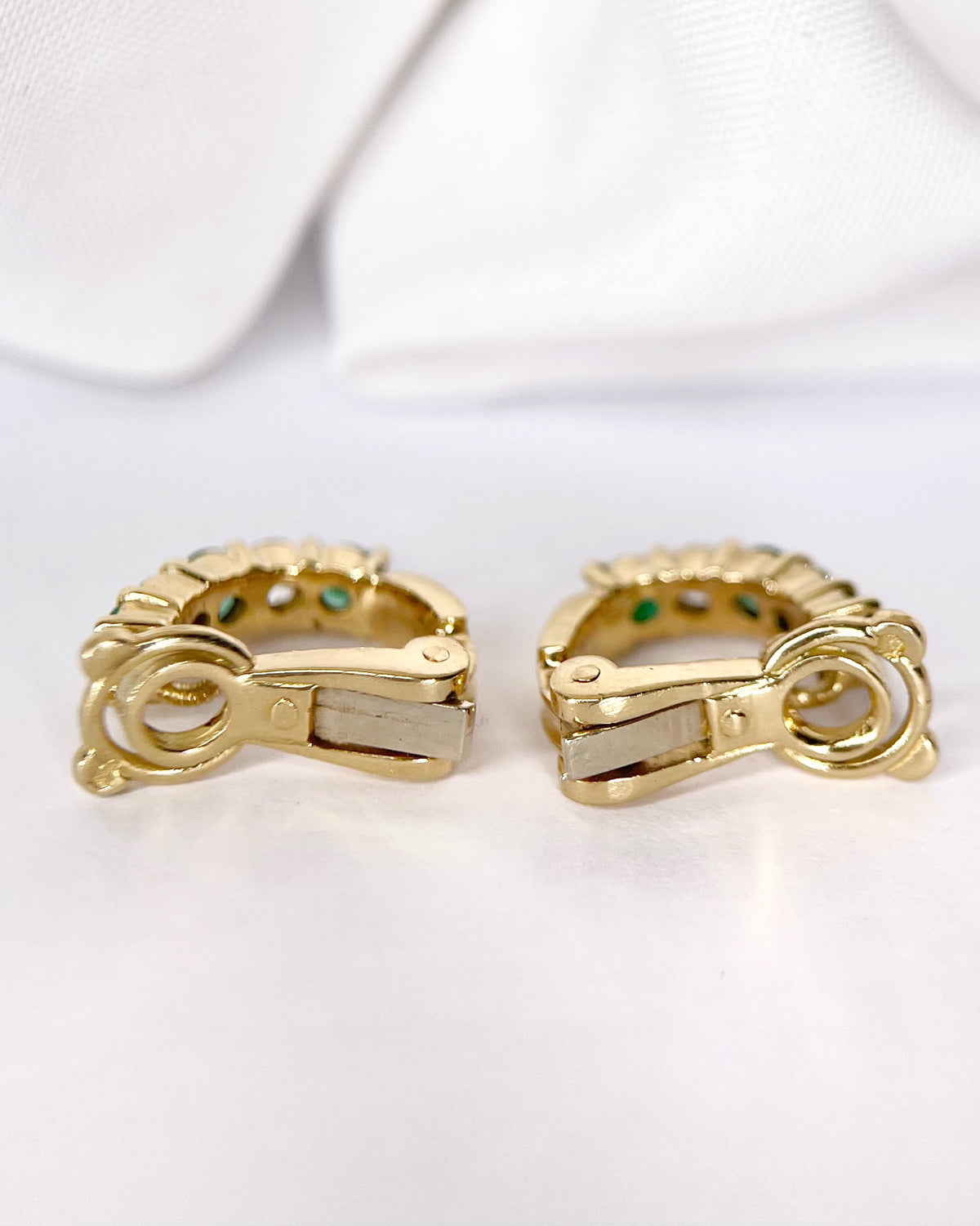 Aros de media caña con esmeraldas y diamantes, oro 4.46g "Martine"