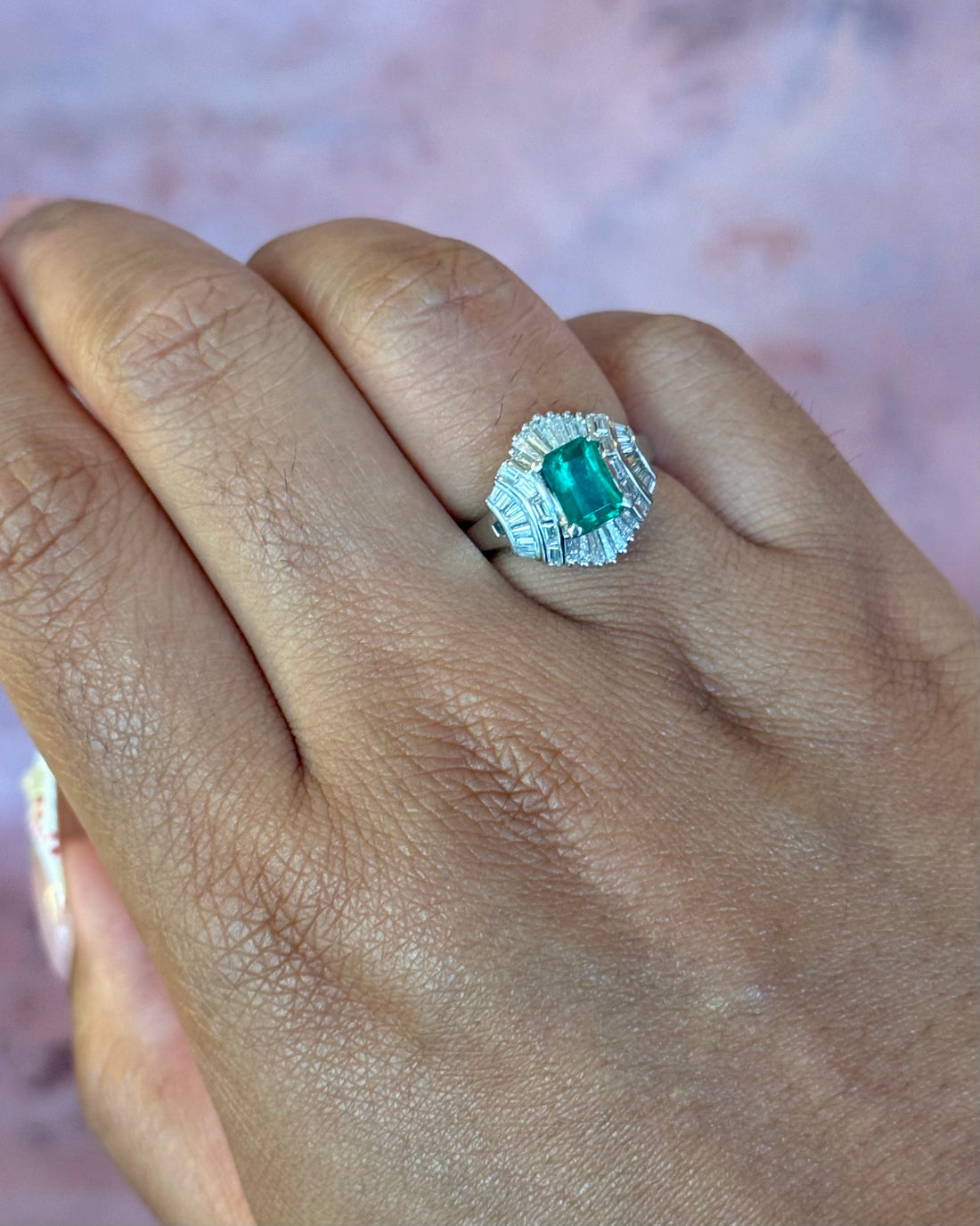 Bague Style Art-Déco Émeraude Zambienne 0.69 carat &amp; Diamants 0.73 carat "Roja"