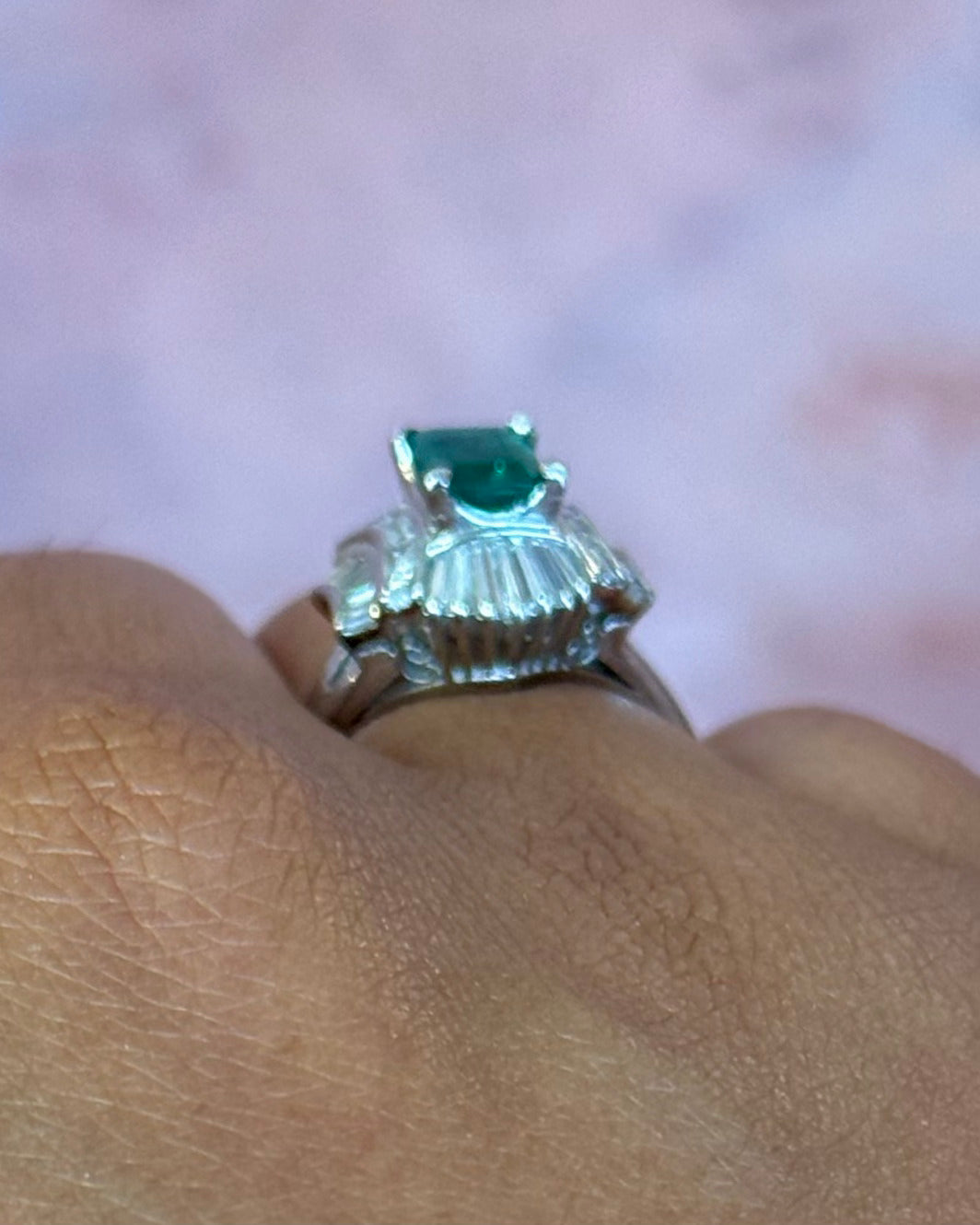 Bague Style Art-Déco Émeraude Zambienne 0.69 carat &amp; Diamants 0.73 carat "Roja"