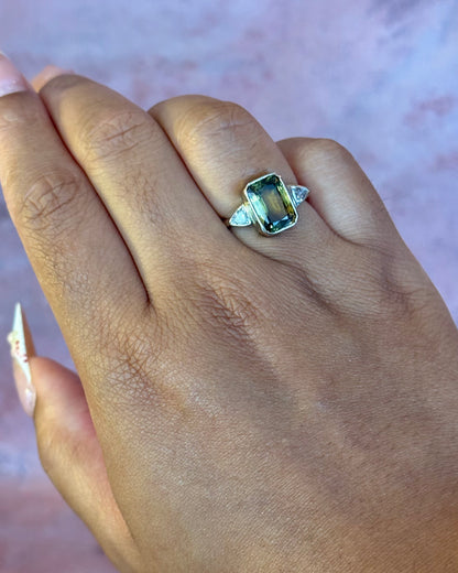 Anillo trilogía de zafiros multicolor de 3.79 quilates y diamantes de 0.32 quilates, 5.37g «Olivia»