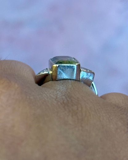 Anillo trilogía de zafiros multicolor de 3.79 quilates y diamantes de 0.32 quilates, 5.37g «Olivia»