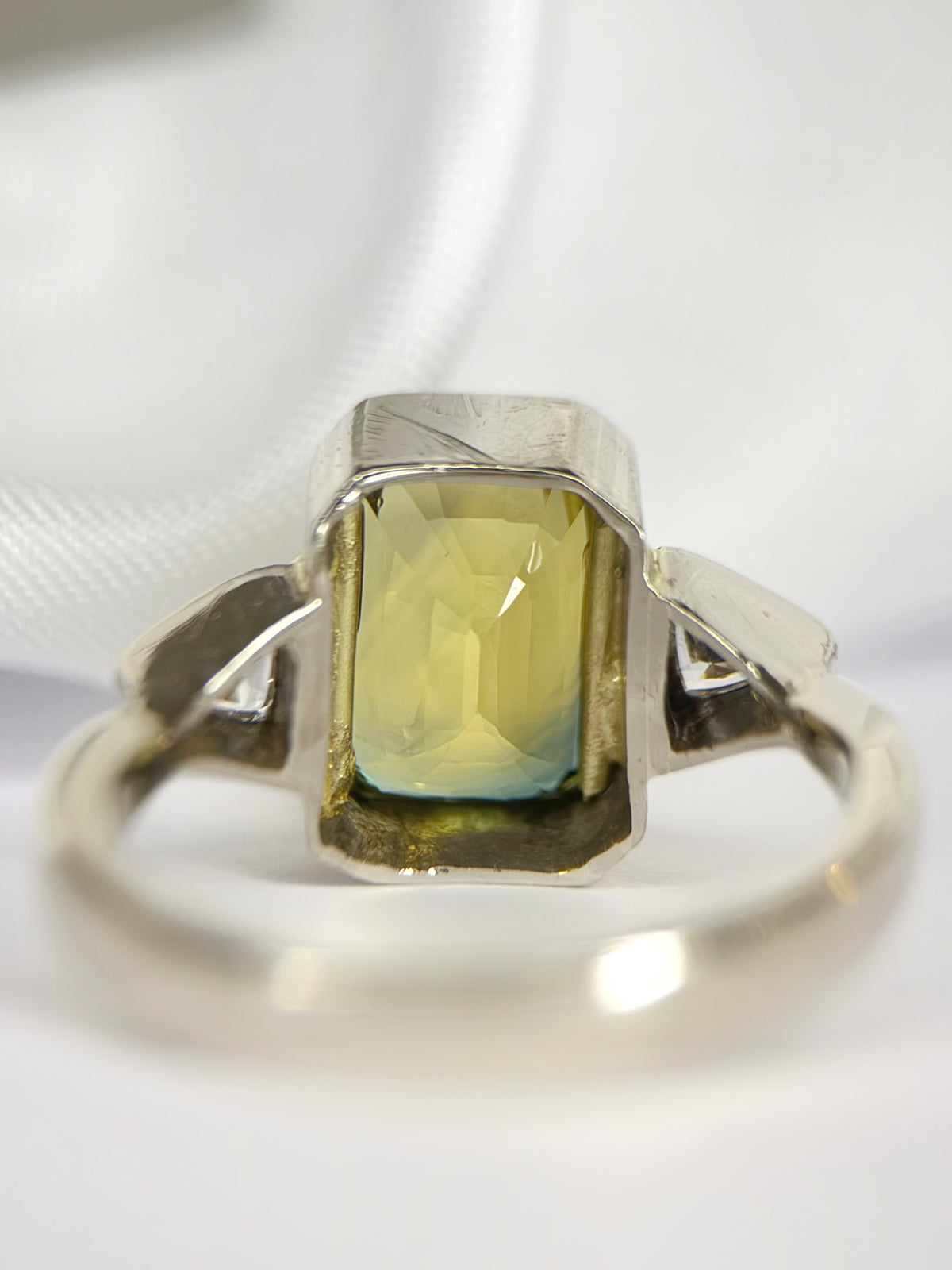 Anillo trilogía de zafiros multicolor de 3.79 quilates y diamantes de 0.32 quilates, 5.37g «Olivia»