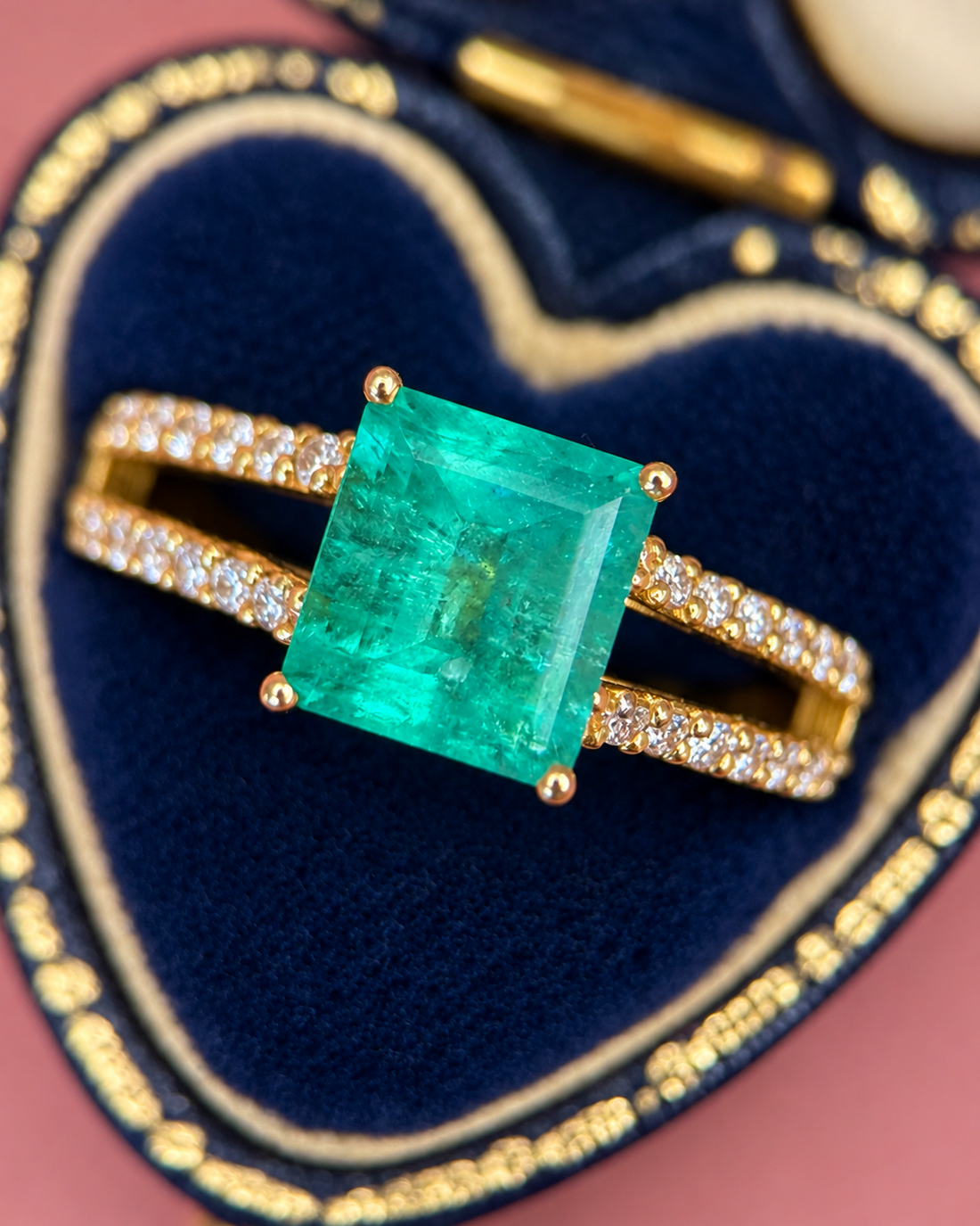 Anillo de cóctel con esmeralda de 2.37 quilates y diamantes de 0.32 quilates, 4.59 g, «Samia»