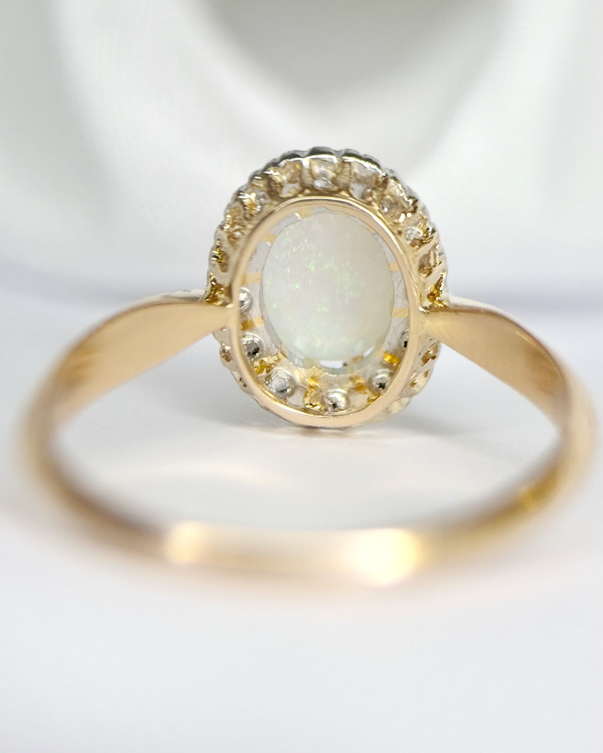 Anillo Margarita Ópalo 0.65 quilates y Diamantes "Ysoria"