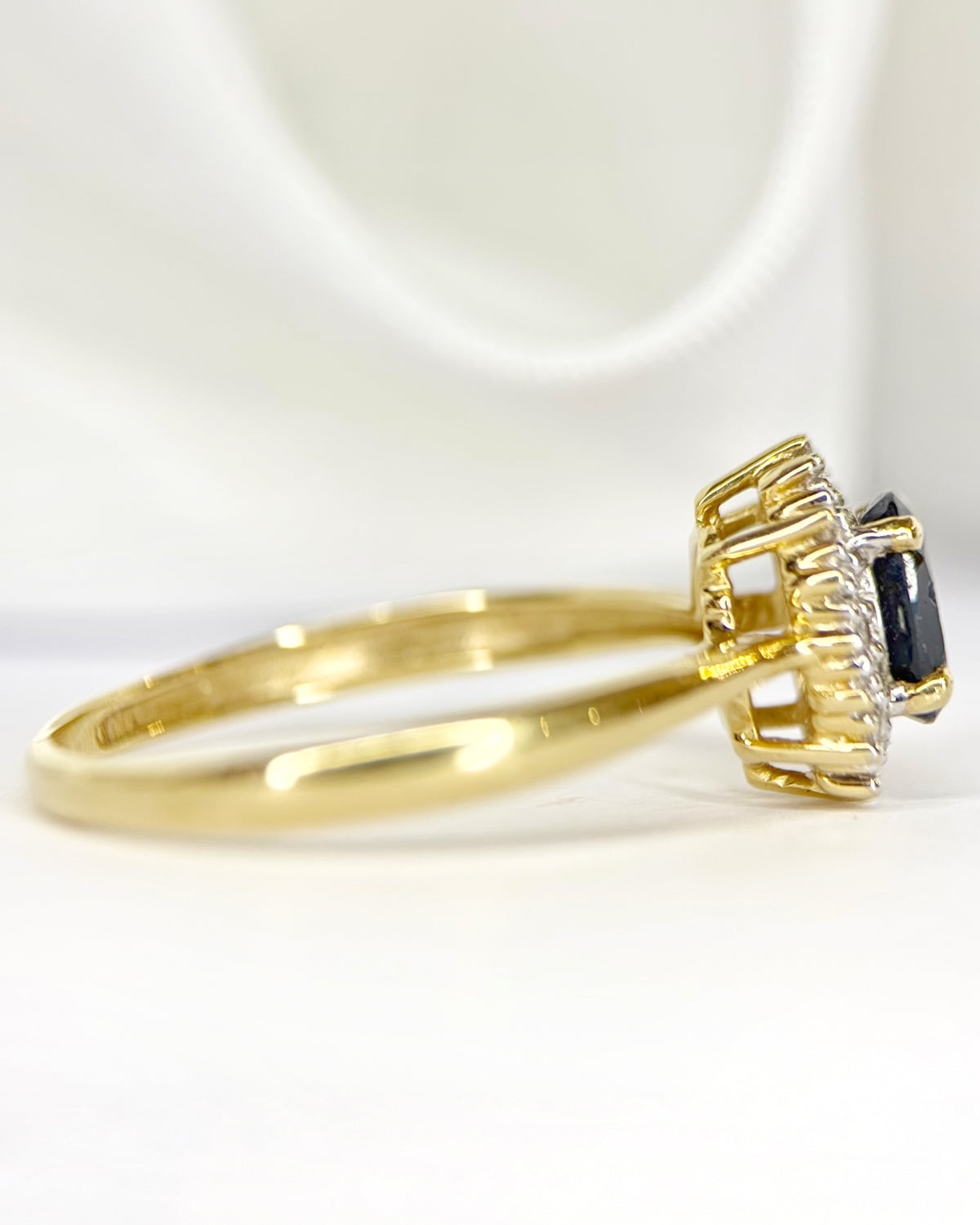 Anillo margarita de zafiro de 0.50 quilates y diamantes "Vera"
