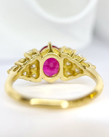 Anillo trilogía de rubíes de 1.65 quilates y diamantes de 0.48 quilates, 4,05 g, «Serena»