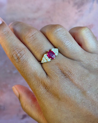 Anillo trilogía de rubíes de 1.65 quilates y diamantes de 0.48 quilates, 4,05 g, «Serena»