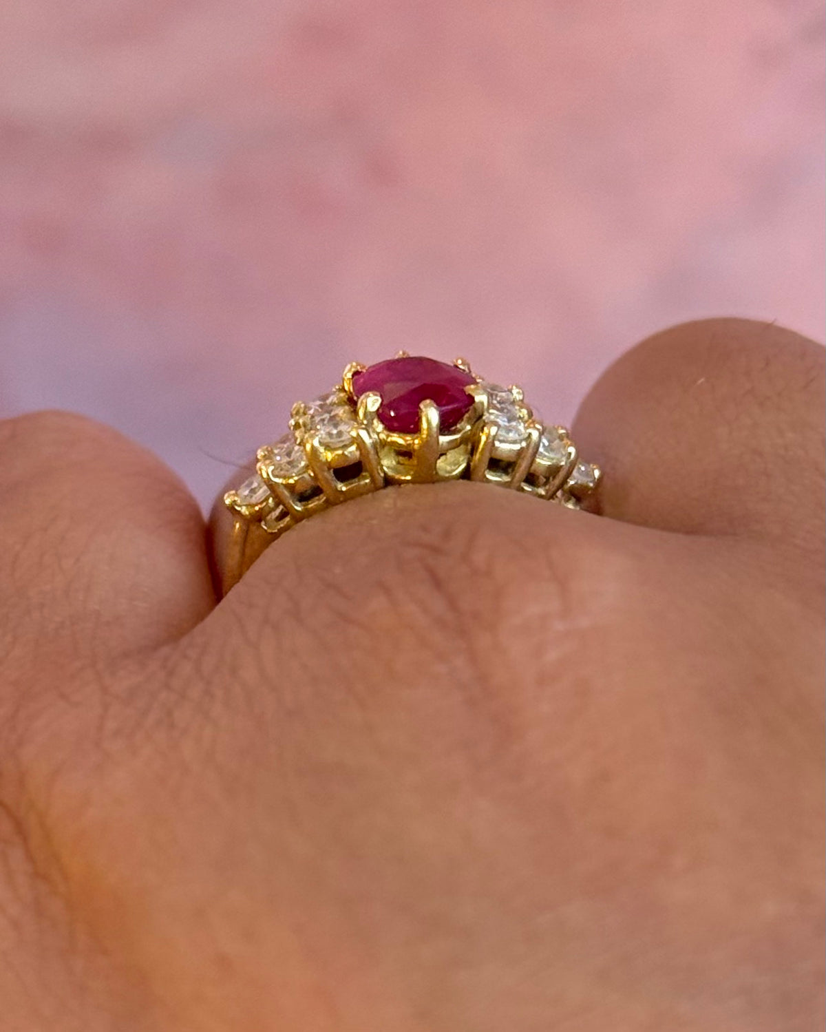 Anillo trilogía de rubíes de 1.65 quilates y diamantes de 0.48 quilates, 4,05 g, «Serena»