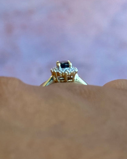 Anillo margarita de zafiro de 0.50 quilates y diamantes "Vera"